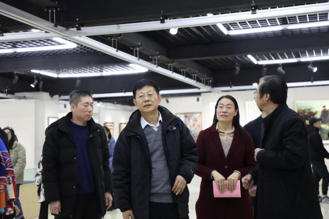 潍坊学院纪委书记王建新参观展览