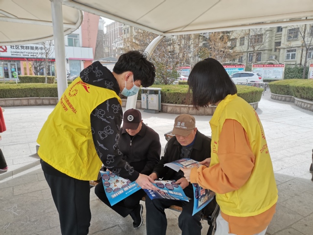 参加此次活动的李子涵同学表示"作为大学生党员,我们要以雷锋同志为